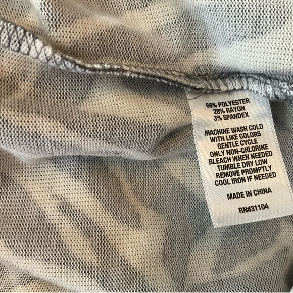 Wonderly Gray and White Crew Neck Sweater with Animal Print - Picture 7 of 9